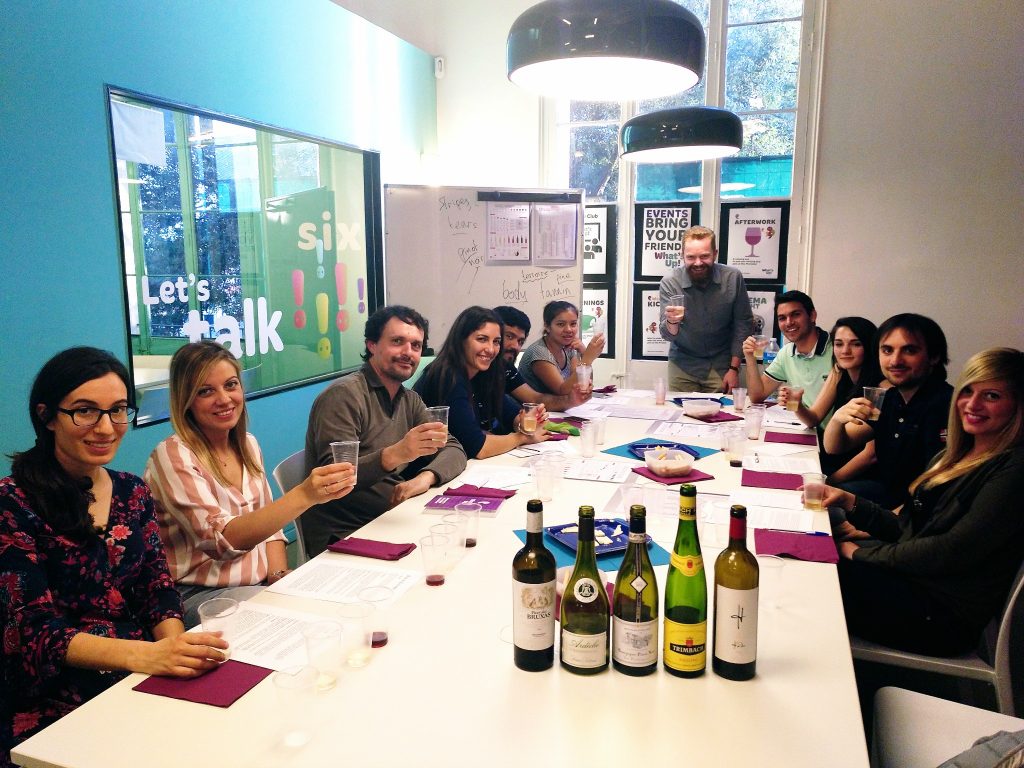 Un grupo de alumnos de What's Up! Barcelona en su clase de cata de vino en inglés