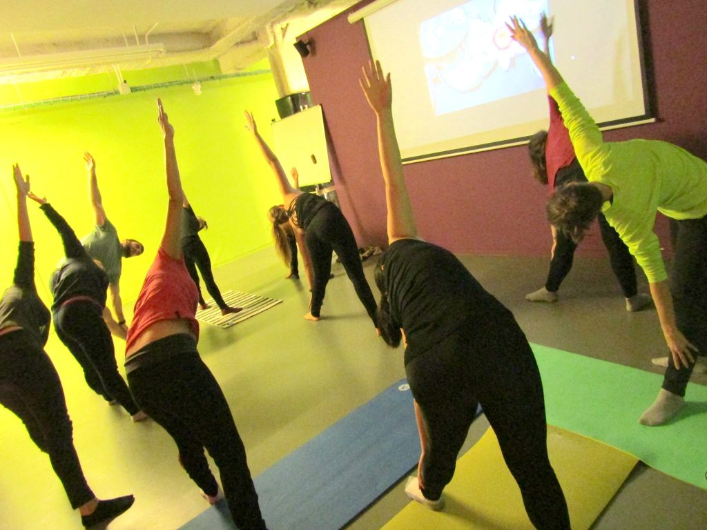 Alumnos de What's Up! practicando yoga en una clase Keep in Shape