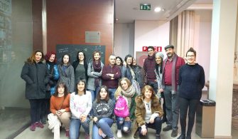 Un grupo de estudiantes de What's Up! Valencia preparados para realizar un Museum Tour por su ciudad