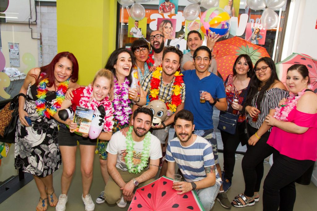 Los estudiantes y el equipo de What's Up! Alcalá durante la Summer Party