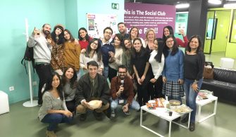 Fiesta de Thanksgiving en la academia de inglés What's Up!