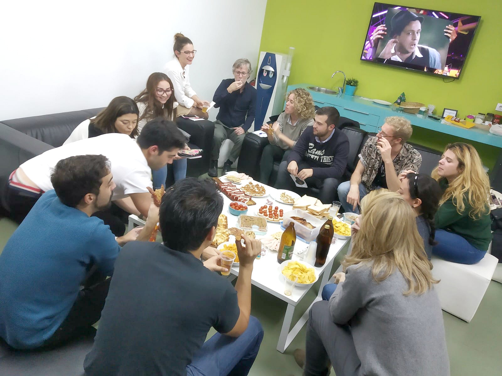 Grupo de alumnos durante la celebración de Thanksgiving en la academia de inglés What's Up!