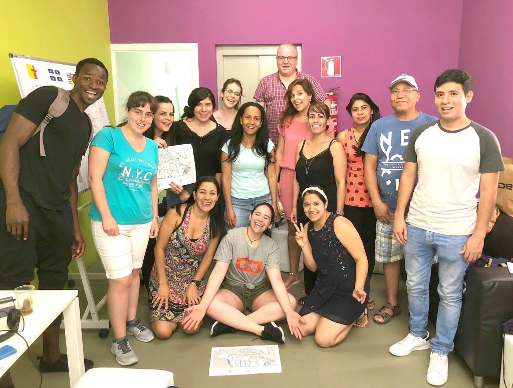 Grupo de estudiantes de What's Up! Alcalá en Madrid durante una actividad de Travel Club