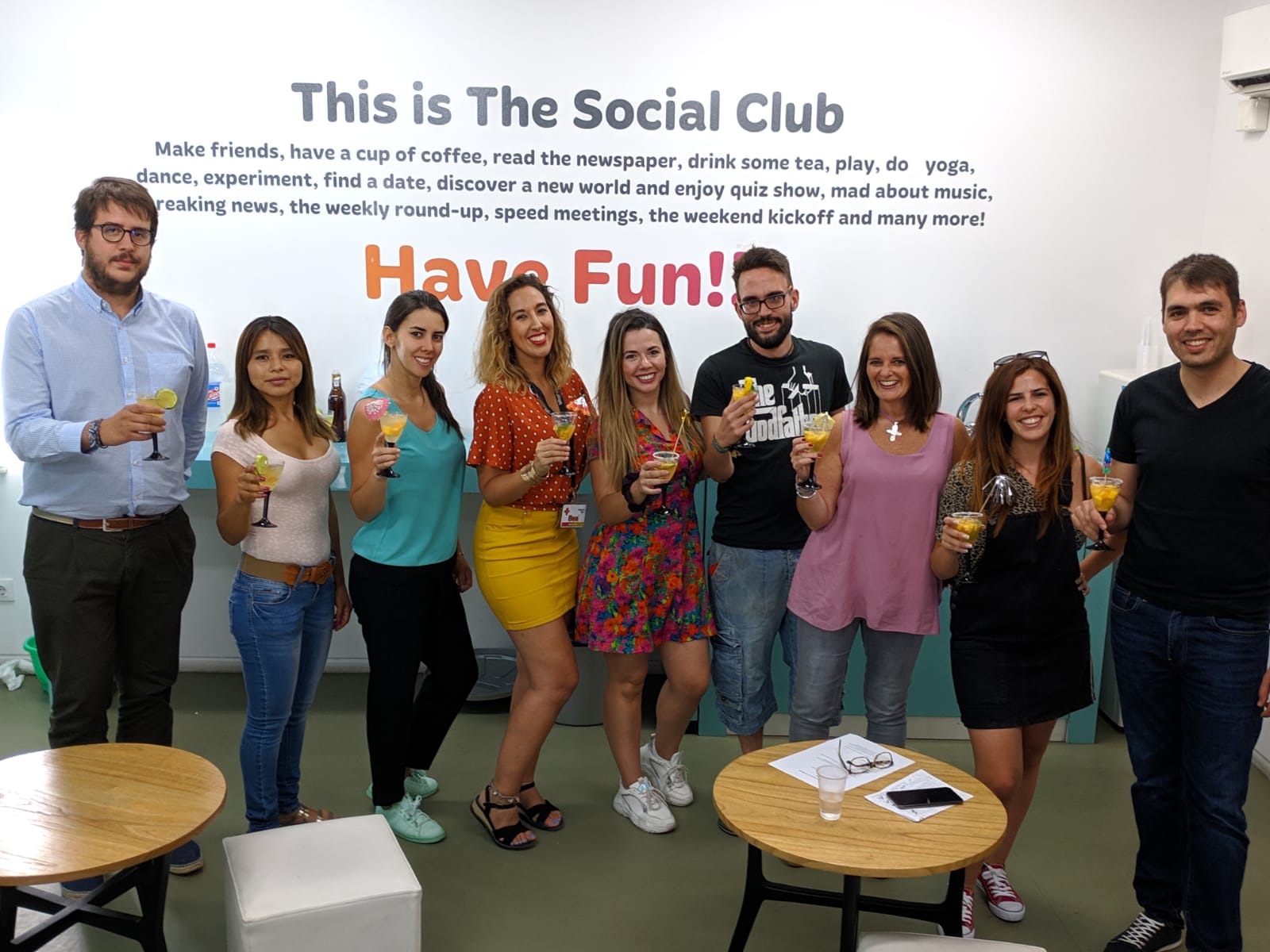 Los alumnos de la escuela de inglés What's Up! en Sevilla posando durante su clase de creación de cócteles