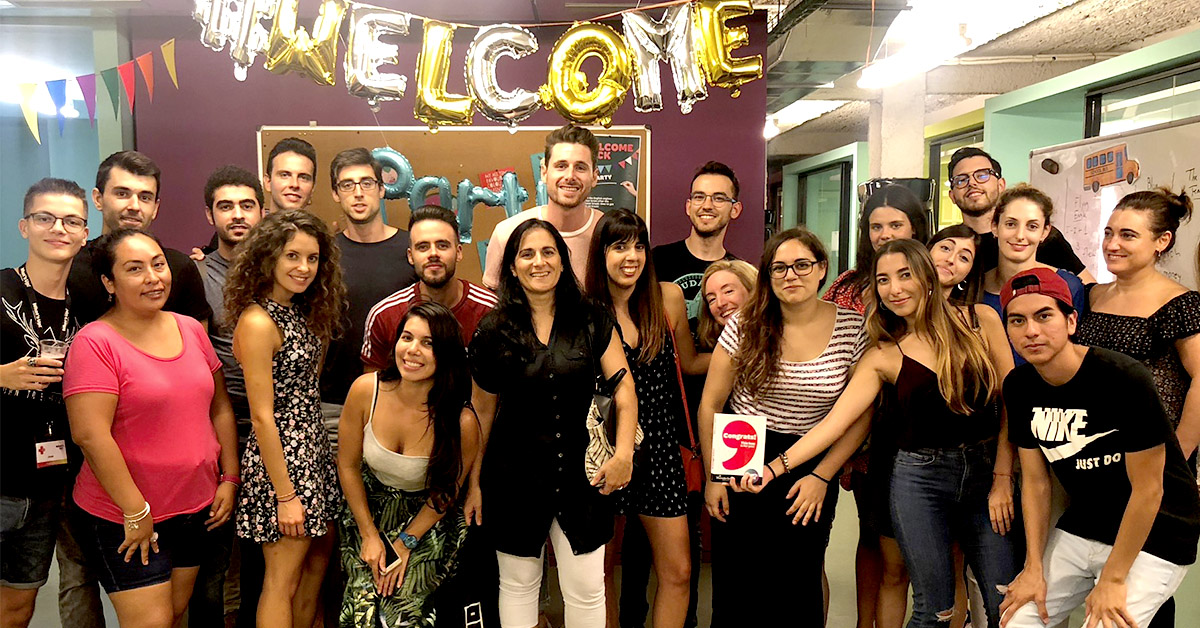 Nuestros estudiantes de What's Up! posando tras la fiesta Welcome Back de inicio de curso