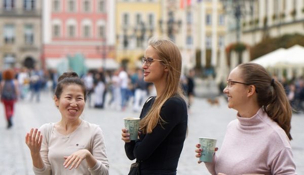 Cómo aprovechar el ‘small talk’ para mejorar tu inglés en entornos sociales