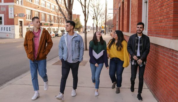 Alumnos practicando inglés conversacional en clase dinámica