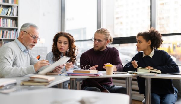 Adulto principiante en su primera clase de inglés presencial en academia What's Up!