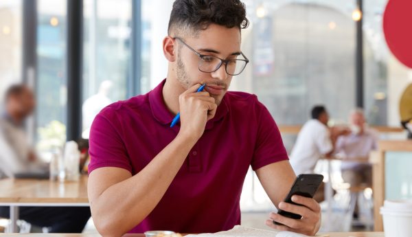 Adulto retomando el aprendizaje de inglés tras haberlo dejado, con cuaderno y portátil