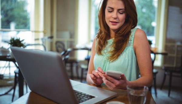 Persona revisando opiniones de academias de inglés en Google antes de apuntarse